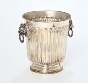 Secchiello in argento sbalzato, Italia XX secolo  - Asta Antiquariato - Associazione Nazionale - Case d'Asta italiane