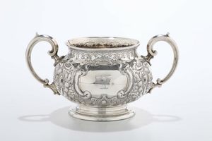 Zuccheriera biansata in argento sbalzato, citt di Sheffield XIX secolo  - Asta Antiquariato - Associazione Nazionale - Case d'Asta italiane