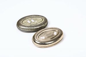 Due scatole per caramelle in metallo, Tjoklat Camee Pastilles  - Asta Antiquariato - Associazione Nazionale - Case d'Asta italiane
