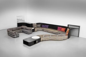 PARISI ICO (1916 - 1996) - Grande divano con appendiabiti, coppia di tavoli bassi, scrittoio e copricalorifero