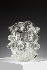 BAROVIER ERCOLE (1889 - 1974) - Grande vaso a mugnoni in vetro incolore, decorato da grossi rilievi emisferici contenenti bolle d’aria.