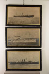 Lotto di 5 fotografie di navi in cornice. Due di Felix Giuglard  - Asta Arte Marinara e Strumenti Scientifici - Associazione Nazionale - Case d'Asta italiane