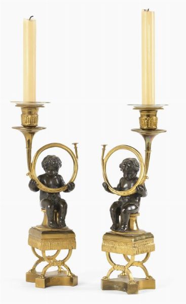 Due candelieri in bronzo brunito e dorato  - Asta ARREDI E DIPINTI ANTICHI E UN'IMPORTANTE COLLEZIONE ROMANA - Associazione Nazionale - Case d'Asta italiane