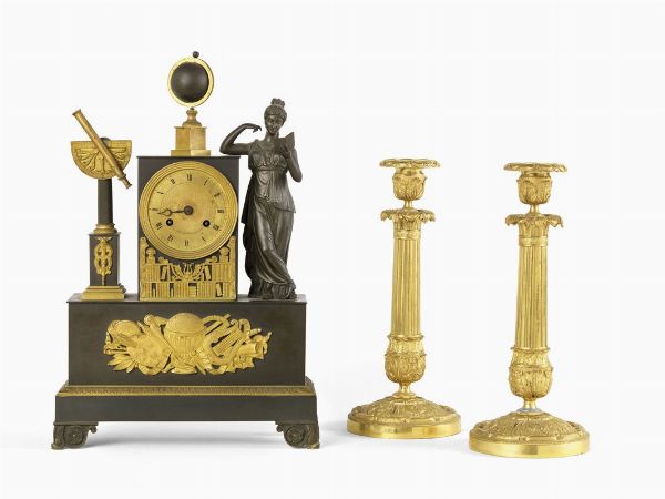 Orologio e due candelieri in bronzo dorato e brunito  - Asta ARREDI E DIPINTI ANTICHI E UN'IMPORTANTE COLLEZIONE ROMANA - Associazione Nazionale - Case d'Asta italiane
