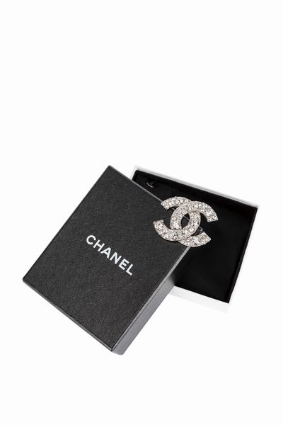 ,Chanel : Spilla logo  - Asta Luxury Fashion - Associazione Nazionale - Case d'Asta italiane