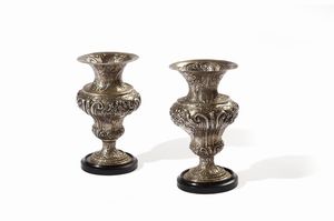 ARGENTIERE ITALIANO DEL XVIII-XIX SECOLO - Coppia di vasi in argento cesellato e decorato con motivi fitomorfi