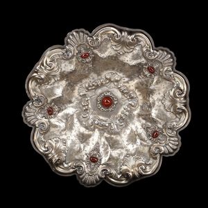 ARGENTIERE DEL XX SECOLO - Alzata in argento con bordo polilobato, decorazioni fitomorfe e inserti in pietre dure
