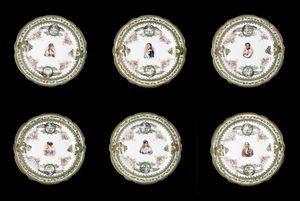 MANIFATTURA DI SEVRES DEL XIX SECOLO - Gruppo di 6 piatti in porcellana raffiguranti personaggi di epoca napoleonica contornati da aquile imperiali e decorazioni floreali, bordo con fascia con il motivo dell'alloro