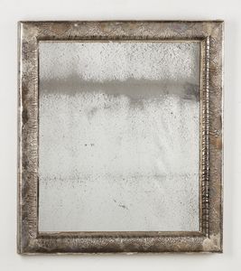 MANIFATTURA DEL XVIII SECOLO - Specchiera in legno ricoperta da lamina in argento incisa a motivi vegetali