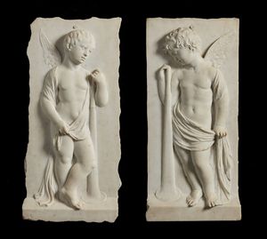SCULTORE ITALIANO DEL XIX SECOLO - Coppia di bassorilievi in marmo raffiguranti due putti reggi fiaccola