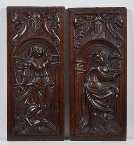 MANIFATTURA FIAMMINGA DEL XVII SECOLO - Coppia di pannelli in legno intagliato raffiguranti due figure di allegorie o sante