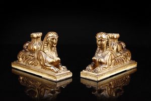 MANIFATTURA ITALIANA DEL XVIII SECOLO - Coppia di sfingi in legno scolpito e dorato
