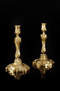 MANIFATTURA FRANCESE DEL XIX SECOLO - Coppia di candelieri in stile Luigi XV in bronzo dorato