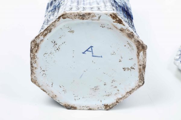 Grande vaso con coperchio<BR>Olanda, Manifattura di Delft, prima met del XX secolo  - Asta Ceramiche e Vetri | Cambi Time - Associazione Nazionale - Case d'Asta italiane