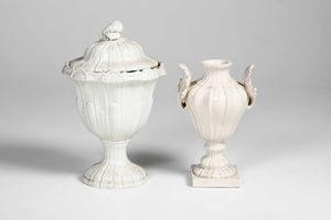 Due vasi e un centrotavola, XIX-XX secolo  - Asta Ceramiche e Vetri | Cambi Time - Associazione Nazionale - Case d'Asta italiane