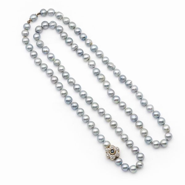 Lunga collana ad un filo di perle grigie coltivate  - Asta Gioielli Orologi Fashion Vintage - Associazione Nazionale - Case d'Asta italiane