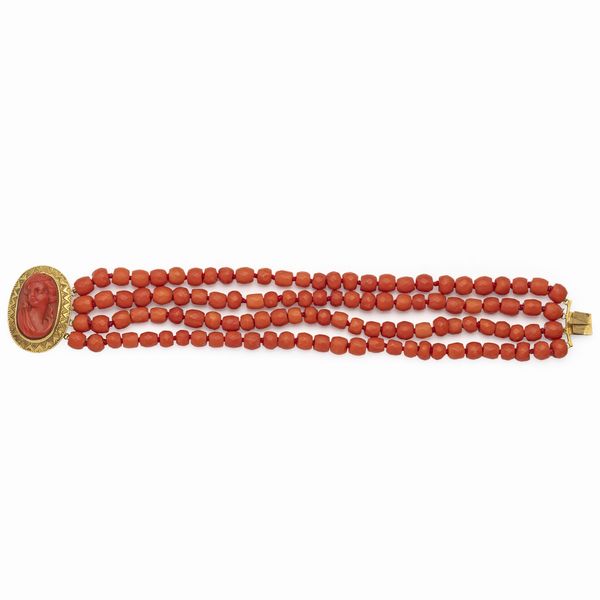 Bracciale a quattro fili di corallo rosso  - Asta Gioielli Orologi Fashion Vintage - Associazione Nazionale - Case d'Asta italiane