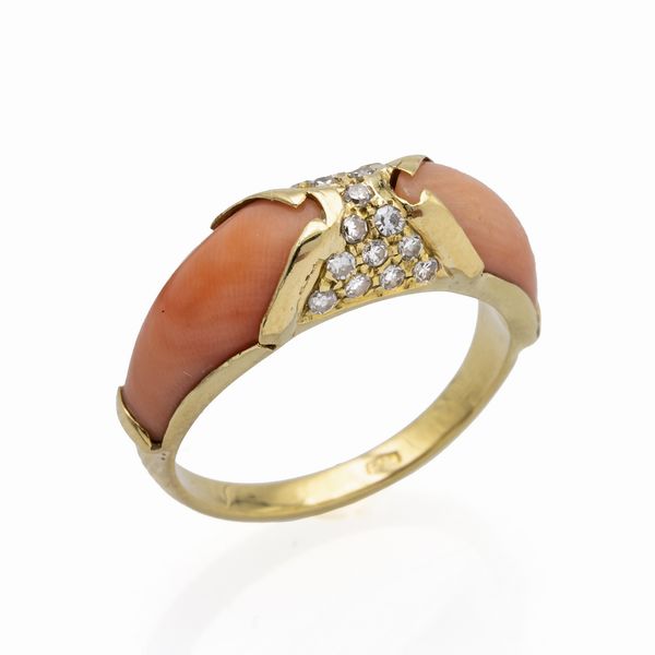 Anello in oro giallo 18kt corallo rosa e diamanti  - Asta Gioielli Orologi Fashion Vintage - Associazione Nazionale - Case d'Asta italiane