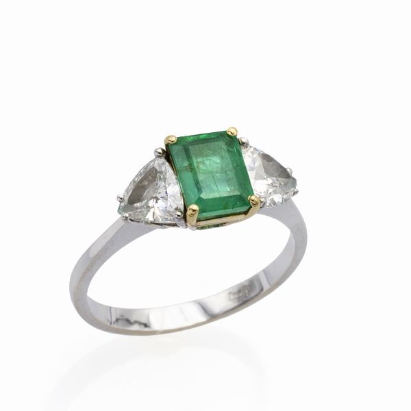 Anello in oro bianco 18kt smeraldo e diamanti  - Asta Gioielli Orologi Fashion Vintage - Associazione Nazionale - Case d'Asta italiane