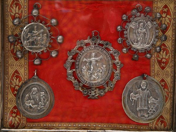 Collezione di cinque medaglie devozionali probabilmente in argento  - Asta La Collezione privata di Carlo e Mirella Panarello - Associazione Nazionale - Case d'Asta italiane