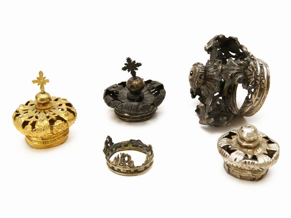 Cinque piccole corone, di cui tre in argento  - Asta La Collezione privata di Carlo e Mirella Panarello - Associazione Nazionale - Case d'Asta italiane