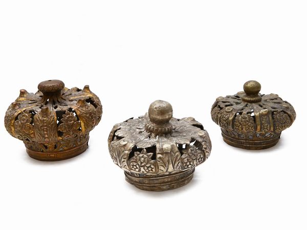 Tre corone in metallo dorato e argentato  - Asta La Collezione privata di Carlo e Mirella Panarello - Associazione Nazionale - Case d'Asta italiane