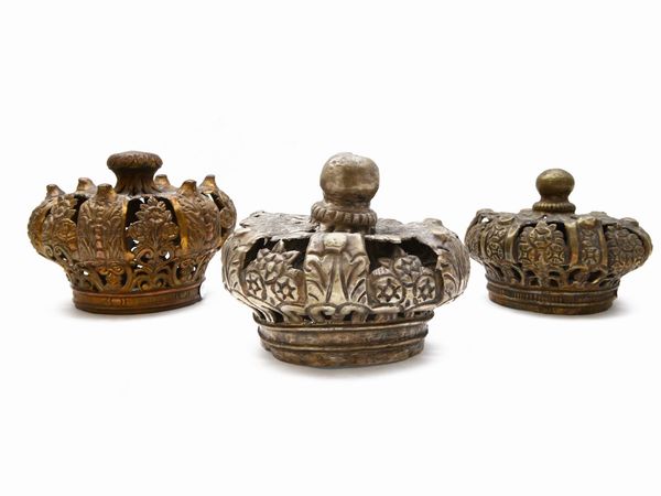 Tre corone in metallo dorato e argentato  - Asta La Collezione privata di Carlo e Mirella Panarello - Associazione Nazionale - Case d'Asta italiane