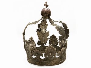 Corona in metallo argentato  - Asta La Collezione privata di Carlo e Mirella Panarello - Associazione Nazionale - Case d'Asta italiane