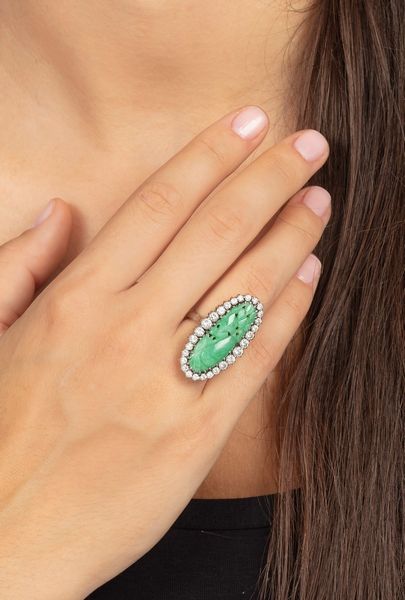 Anello con giada incisa e diamanti a contorno  - Asta Fine Jewels - Associazione Nazionale - Case d'Asta italiane