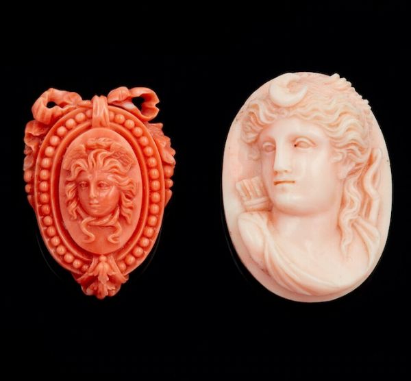 Due cammei raffiguranti la Dea Diana e Medusa, uno in corallo rosa chiaro ed uno in corallo rosa scuro  - Asta Fine Jewels - Associazione Nazionale - Case d'Asta italiane