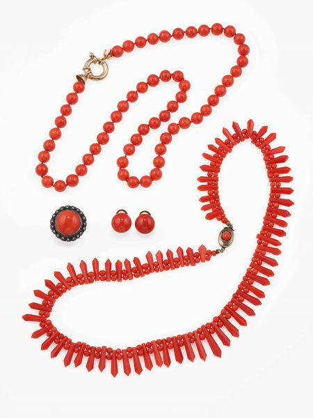 Lotto composto da due collane, un paio di orecchini ed un anello con corallo  - Asta Fine Jewels - Associazione Nazionale - Case d'Asta italiane