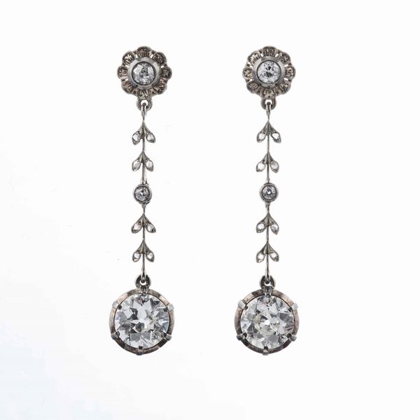 Orecchini pendenti con diamanti di vecchio taglio di ct 2.48 e 2.60 circa  - Asta Fine Jewels - Associazione Nazionale - Case d'Asta italiane