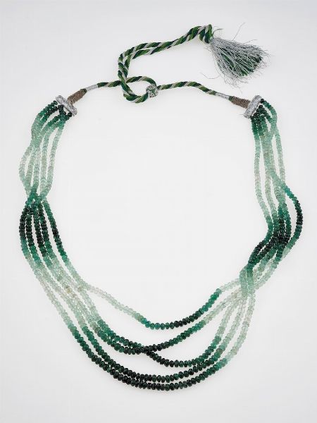 Collana composta da cinque fili di smeraldi taglio briolette per ct 395.00  - Asta Fine Jewels - Associazione Nazionale - Case d'Asta italiane