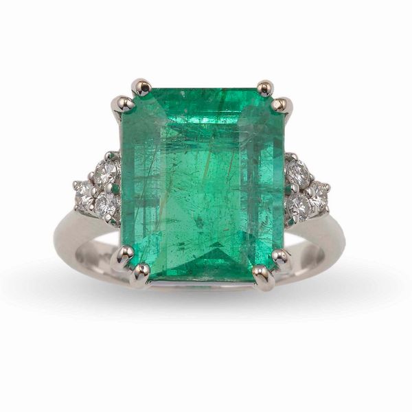 Anello con smeraldo Brasile di ct 8.68 circa e piccoli diamanti  - Asta Fine Jewels - Associazione Nazionale - Case d'Asta italiane