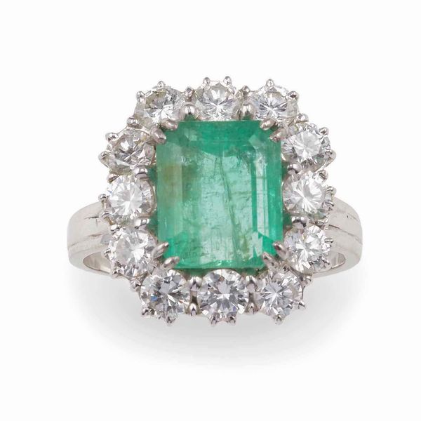 Anello con smeraldo Colombia e diamanti a contorno  - Asta Fine Jewels - Associazione Nazionale - Case d'Asta italiane