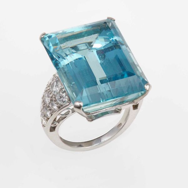 Anello con acquamarina di ct 35.89 circa con diamanti  - Asta Fine Jewels - Associazione Nazionale - Case d'Asta italiane
