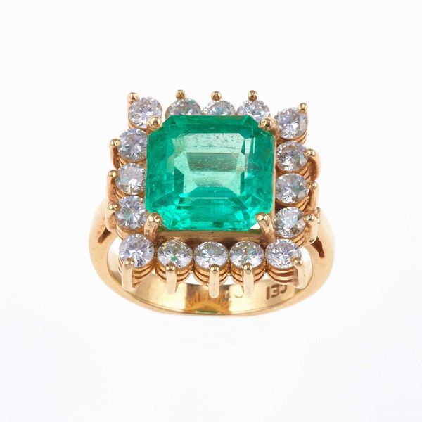 Anello con smeraldo Colombia di ct 3.70 circa e diamanti taglio brillante a contorno per ct 1.20 circa  - Asta Fine Jewels - Associazione Nazionale - Case d'Asta italiane