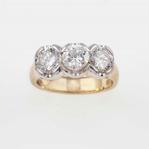Anello con tre diamanti taglio brillante per ct 2.40 circa totali  - Asta Fine Jewels - Associazione Nazionale - Case d'Asta italiane