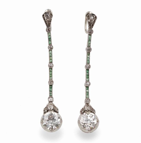 Orecchini pendenti con diamanti di vecchio taglio di ct 3.35 e ct 3.59 circa e piccoli smeraldi  - Asta Fine Jewels - Associazione Nazionale - Case d'Asta italiane