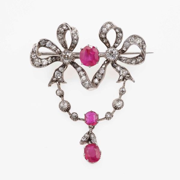 Spilla con rubini Burma e diamanti di vecchio taglio  - Asta Fine Jewels - Associazione Nazionale - Case d'Asta italiane