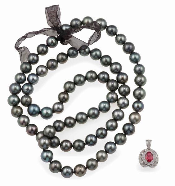 Lungo filo di perle Tahiti ed un pendente con spinello di ct 3.10 circa e diamanti  - Asta Fine Jewels - Associazione Nazionale - Case d'Asta italiane