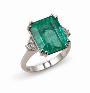 Anello con smeraldo Brasile di ct 8.68 circa e piccoli diamanti  - Asta Fine Jewels - Associazione Nazionale - Case d'Asta italiane