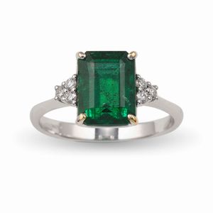 Anello con smeraldo Zambia di ct 2.73 circa e piccoli diamanti  - Asta Fine Jewels - Associazione Nazionale - Case d'Asta italiane