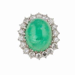 Anello con smeraldo cabochon e diamanti a contorno  - Asta Fine Jewels - Associazione Nazionale - Case d'Asta italiane