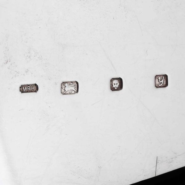 Lotto composto da paletta, cestino e scatola con due posate da portata in argento. Varie manifatture inglesi del XX secolo  - Asta Argenti - Associazione Nazionale - Case d'Asta italiane