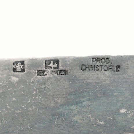Vassoio in metallo argentato con due anse in legno. Francia, Produzione Christofle, XX secolo  - Asta Argenti - Associazione Nazionale - Case d'Asta italiane