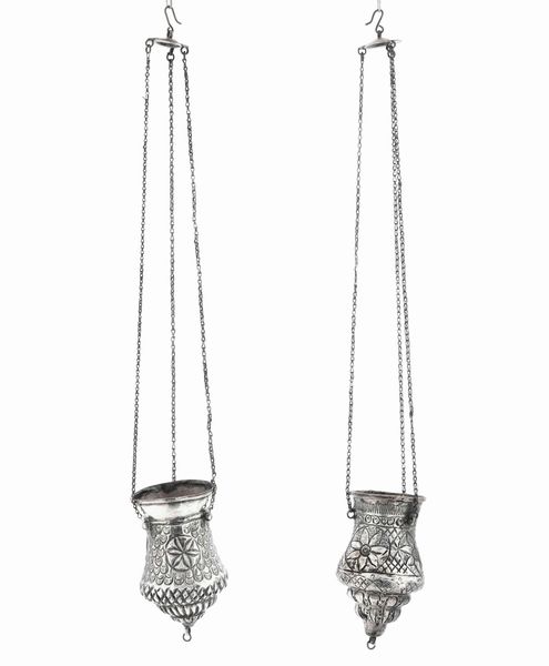 Due lampade votive  Metallo sbalzato, cesellato e argentato XVIII - XIX secolo  - Asta Argenti - Associazione Nazionale - Case d'Asta italiane
