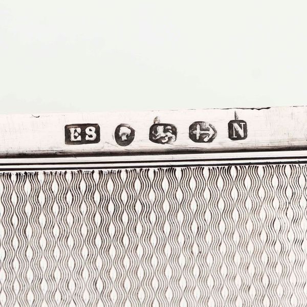 Quattro scatoline porta biglietti in argento cesellato. Differenti manifatture inglesi del XIX-XX secolo  - Asta Argenti - Associazione Nazionale - Case d'Asta italiane