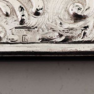 Cofanetto in ardesia con coperchio in argento sterling. Italia XX-XXI secolo  - Asta Argenti - Associazione Nazionale - Case d'Asta italiane