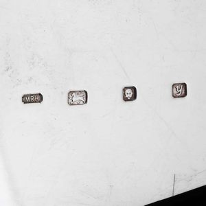 Lotto composto da paletta, cestino e scatola con due posate da portata in argento. Varie manifatture inglesi del XX secolo  - Asta Argenti - Associazione Nazionale - Case d'Asta italiane